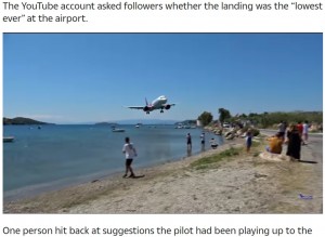 ビーチに向かって飛んでくる飛行機（画像は『The Sun　2022年8月13日付「WINGING IT Incredible moment Airbus barely misses beachgoers as it makes ‘lowest ever landing’ at island airport」』のスクリーンショット）