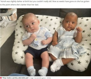 生後5か月になる2人（画像は『The Daily Star　2022年8月19日付「Shocked mum gives birth million-to-one white and black twins with different skin colours」（Image: Chantelle Broughton / SWNS）』のスクリーンショット）