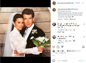 結婚記念日に投稿したピアースとキーリーの結婚式の写真（画像は『Pierce Brosnan　2022年8月5日付Instagram「Happy Anniversary my love」』のスクリーンショット）