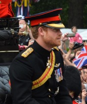 【イタすぎるセレブ達】ヘンリー王子、エリザベス女王の国葬で軍服着用は許可されず　モーニングスーツを着る予定と発表