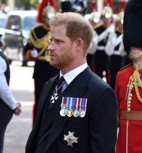 昨年、故エリザベス女王の国葬後のパレードに参列したヘンリー王子。軍服着用は許可されず、モーニングスーツ姿だった