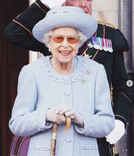 医師団の管理下に置かれたエリザベス女王（画像は『The Royal Family　2022年6月30日付Instagram「At a special parade at the Palace of Holyroodhouse,」』のスクリーンショット）