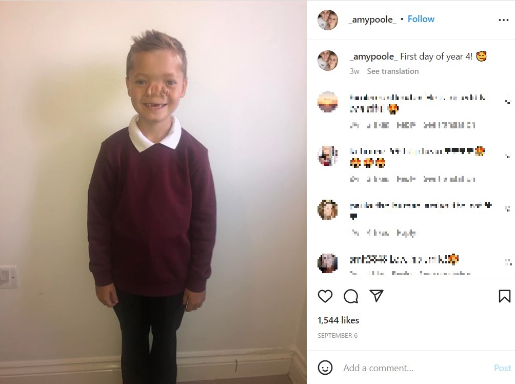 現在8歳のオリー君（画像は『Amy-Lee Ferris　2022年9月6日付Instagram「First day of year 4!」』のスクリーンショット）