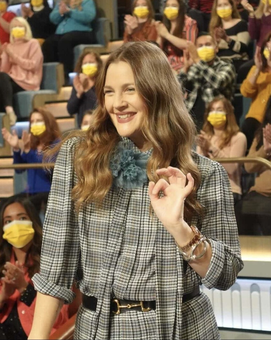 『The Drew Barrymore Show』でのドリュー（画像は『The Drew Barrymore Show　2022年8月22日付Instagram「Don’t freak out, but we just released tickets to be a part of our studio audience!」』のスクリーンショット）