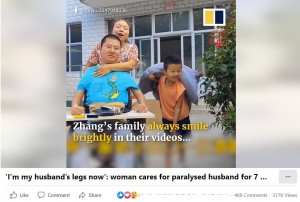 明るい家族（画像は『South China Morning Post　2022年9月2日付Facebook「‘I’m my husband’s legs now’」』のスクリーンショット）