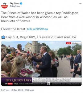 少女からパディントンベアを受け取るウィリアム王子（画像は『Sky News　2022年9月10日付Twitter「The Prince of Wales has been given a toy Paddington Bear from a well-wisher in Windsor, as well as bouquets of flowers.」』のスクリーンショット）