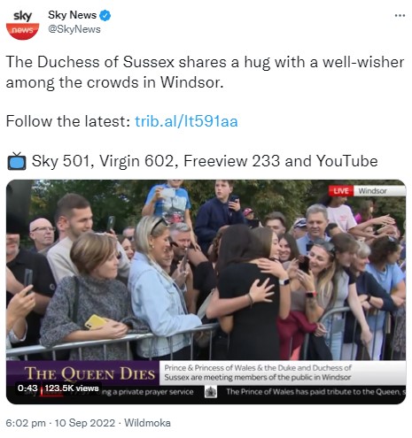 10代の少女と固いハグを交わすメーガン妃（画像は『Sky News　2022年9月10日付Twitter「The Duchess of Sussex shares a hug with a well-wisher among the crowds in Windsor.」』のスクリーンショット）