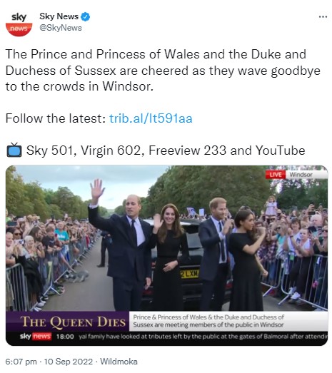 40分以上滞在し、立ち去る前に群衆に手を振る4人（画像は『Sky News　2022年9月10日付Twitter「The Prince and Princess of Wales and the Duke and Duchess of Sussex are cheered as they wave goodbye to the crowds in Windsor.」』のスクリーンショット）