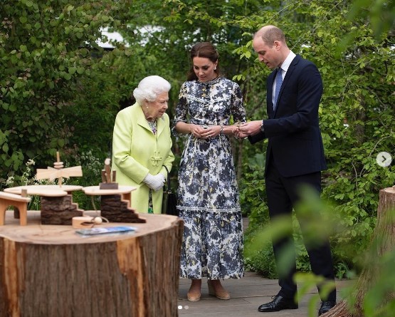 2019年、「チェルシー・フラワー・ショー」を訪れた女王とウィリアム王子（当時）夫妻（画像は『The Prince and Princess of Wales　2022年4月21日付Instagram「Wishing Her Majesty The Queen a very happy 96th birthday today!」』のスクリーンショット）