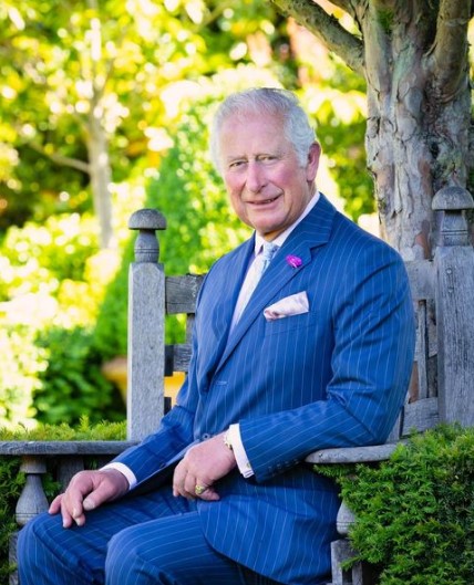 「レッド・ボックス」で公務を行う姿が初公開されたチャールズ国王（画像は『Clarence House　2021年11月14日付Instagram「Thank you for the kind birthday wishes for The Prince of Wales today.」』のスクリーンショット）