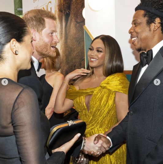 2019年、映画『ライオン・キング』のプレミア上映会でビヨンセと対面したメーガン妃（画像は『The Royal Family　2019年7月15日付Instagram「The Duke ＆ Duchess of Sussex have attended the European Premiere of The Lion King film.」』のスクリーンショット）
