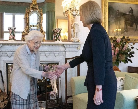 エリザベス女王に謁見したトラス氏（画像は『The Royal Family　2022年9月6日付Instagram「The Queen received Liz Truss at Balmoral Castle today.」』のスクリーンショット）