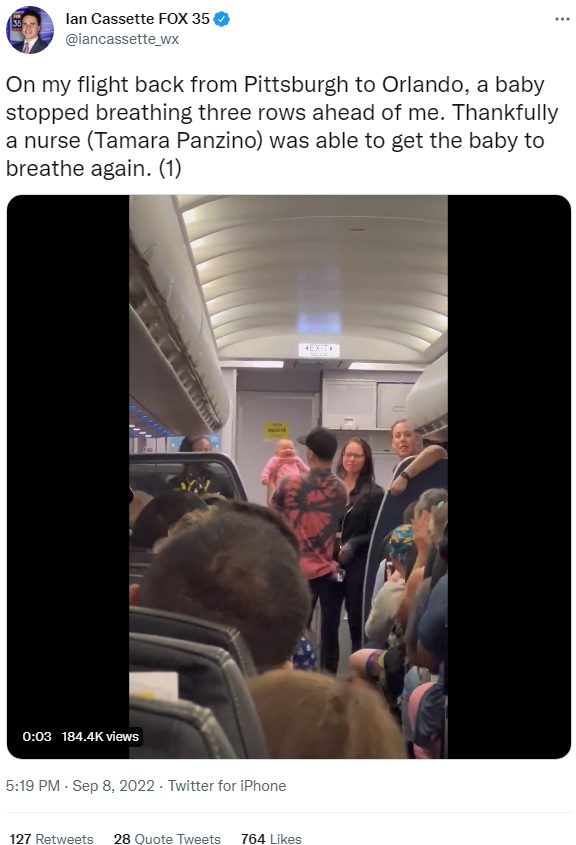 機内で呼吸が停止してしまった生後3か月の赤ちゃん（画像は『Ian Cassette FOX 35　2022年9月8日付Twitter「On my flight back from Pittsburgh to Orlando,」』のスクリーンショット）