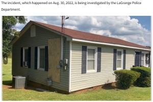 穴が開いた家の壁はベニヤ板で簡易的な補修が（画像は『WRBL　2022年9月2日付「LaGrange: Investigation underway after semi-truck tires tear through woman’s home」』のスクリーンショット）