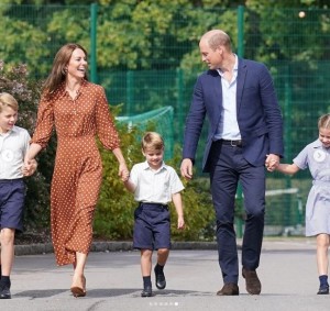 ルイ王子に手を差し出すウィリアム王子（画像は『HELLO!　Magazine 2022年9月7日付Instagram「It’s back to school for the Cambridge children…」』のスクリーンショット）