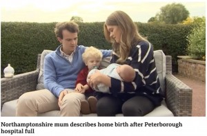パーシー君を迎えた一家（画像は『BBC News　2022年10月6日付「Northamptonshire mum describes home birth after Peterborough hospital full」』のスクリーンショット）