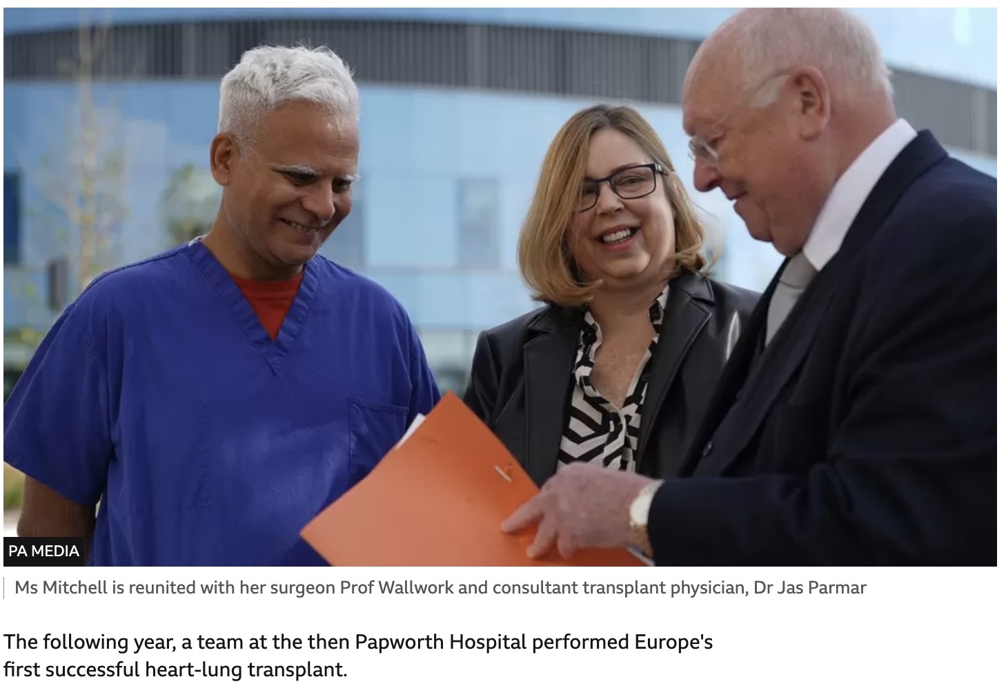 移植コンサルタントのジャス・パルマー博士（左）や執刀したジョン・ウォルワーク教授と再会したケイティさん（画像は『BBC News　2022年10月1日付「Royal Papworth transplant patient meets surgeon 35 years on」（PA MEDIA）』のスクリーンショット）