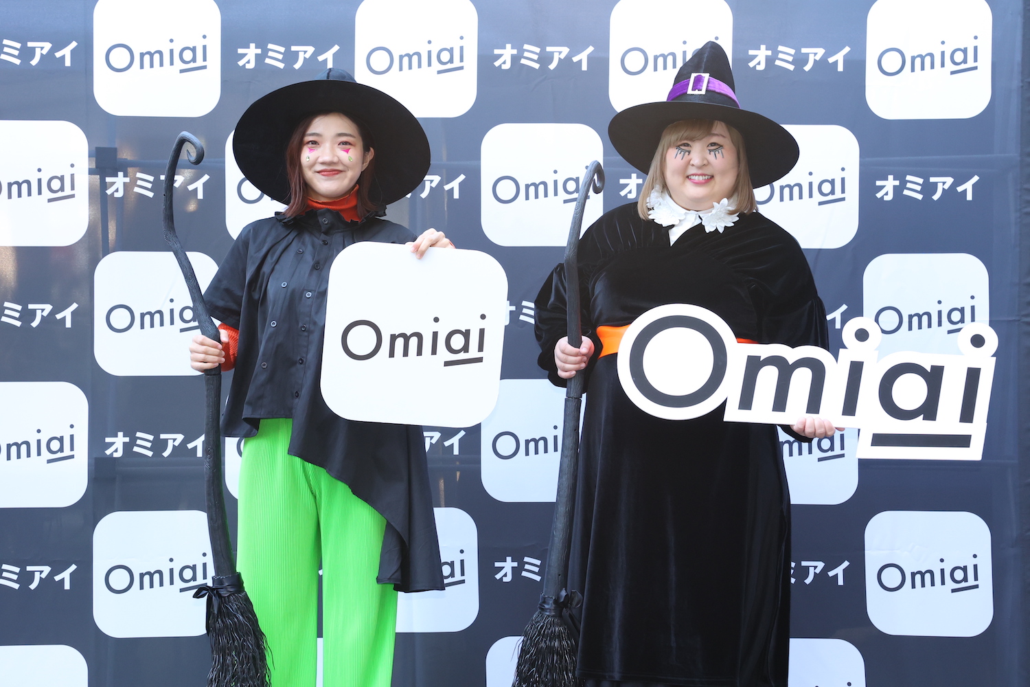  ハロウィンに向けてコスプレしてイベントに登場した3時のヒロイン（福田麻貴・かなで）