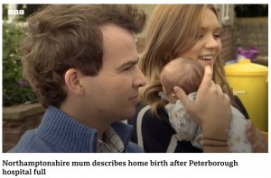 病院の対応を非難したパートナーのトムさん（左）（画像は『BBC News　2022年10月6日付「Northamptonshire mum describes home birth after Peterborough hospital full」』のスクリーンショット）