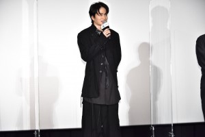 人見知りを超越したことを報告した菊池風磨（C）2022『もっと超越した所へ。』製作委員会