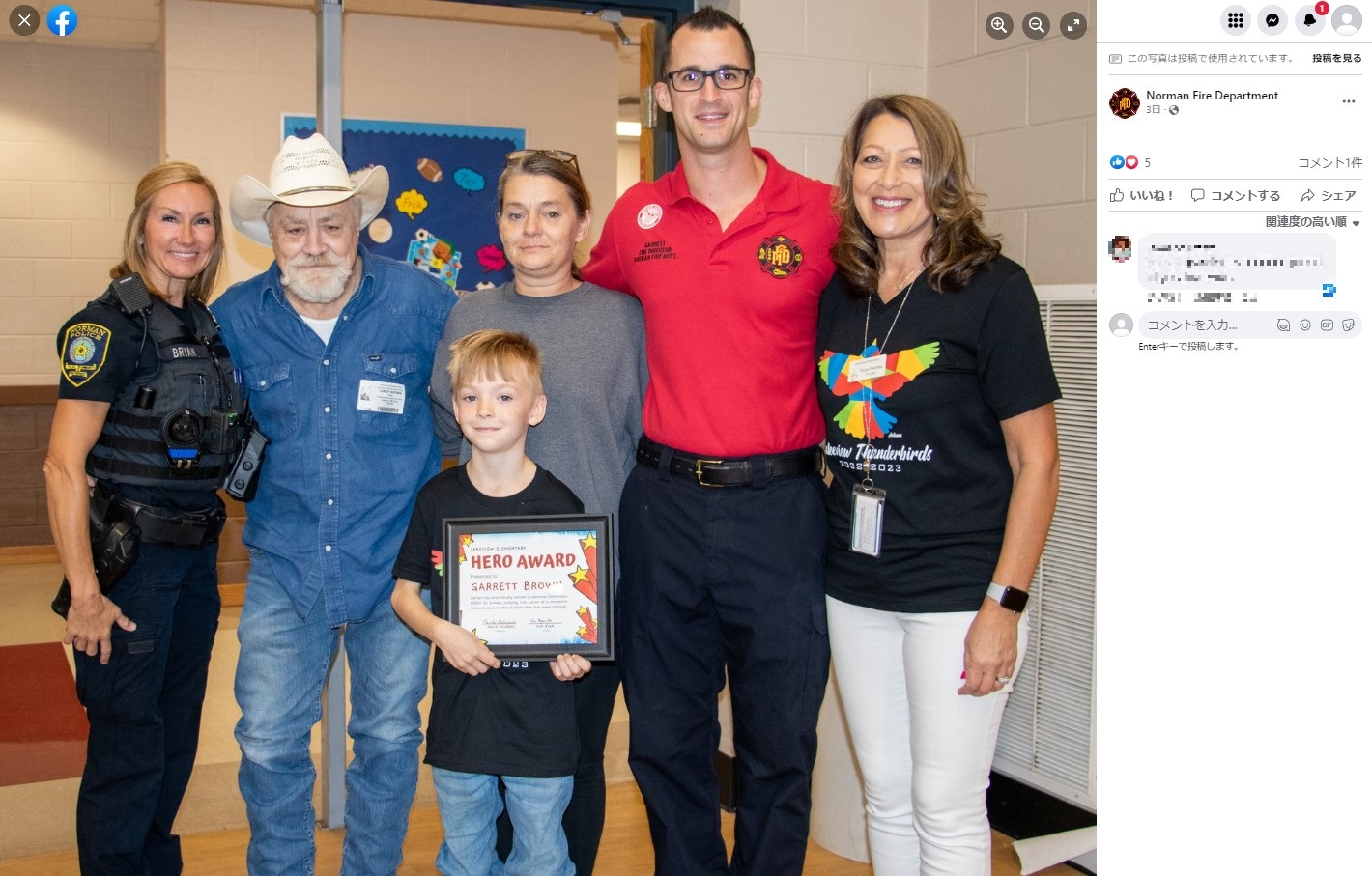 地元の消防署からスタッフが学校を訪れ、少年の行動を称賛した（画像は『Norman Fire Department　2022年10月3日付Facebook「No better way to spend a morning than presenting a Hero Award!!」』のスクリーンショット）