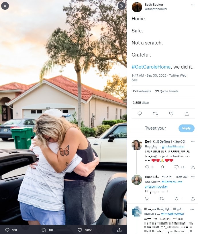 ハリケーンで行方不明になった母親と再会した女性（画像は『Beth Booker　2022年9月30日付Twitter「Home.Safe.Not a scratch.Grateful.」』のスクリーンショット）