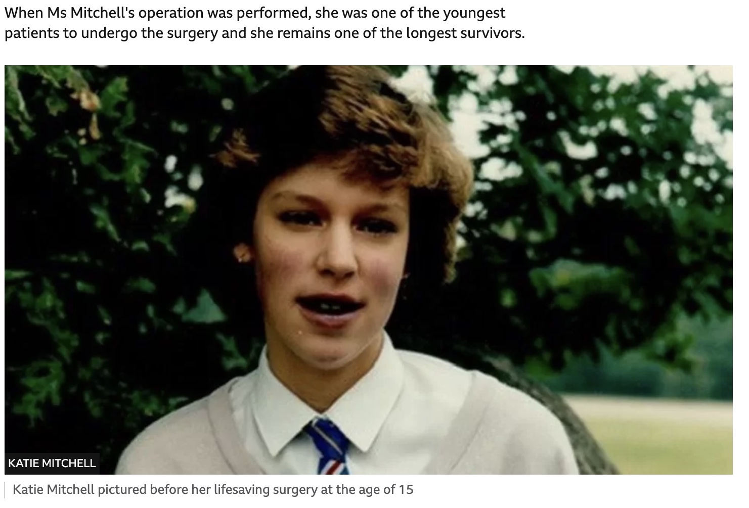 15歳の時に心肺移植手術を受けたケイティさん（画像は『BBC News　2022年10月1日付「Royal Papworth transplant patient meets surgeon 35 years on」』のスクリーンショット）