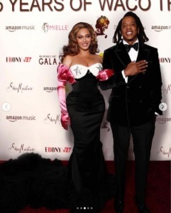 「Wearable Art Gala」のレッドカーペットに立つビヨンセとJay-Z（画像は『Beyoncé　2022年10月23日付Instagram』のスクリーンショット）