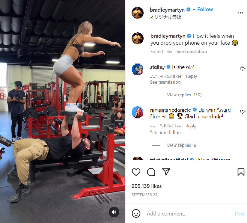 重りの上に立つ女性を持ち上げたものの…（画像は『Bradley Martyn　2022年9月23日付Instagram「How it feels when you drop your phone on your face」』のスクリーンショット）