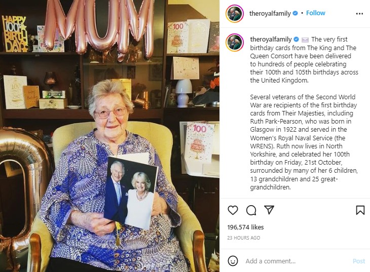 チャールズ国王夫妻からの100歳の誕生日カードを受け取ったルースさん（画像は『The Royal Family　2022年10月23日付Instagram「The very first birthday cards from The King and The Queen Consort have been delivered to hundreds of people celebrating their 100th and 105th birthdays across the United Kingdom.」』のスクリーンショット）