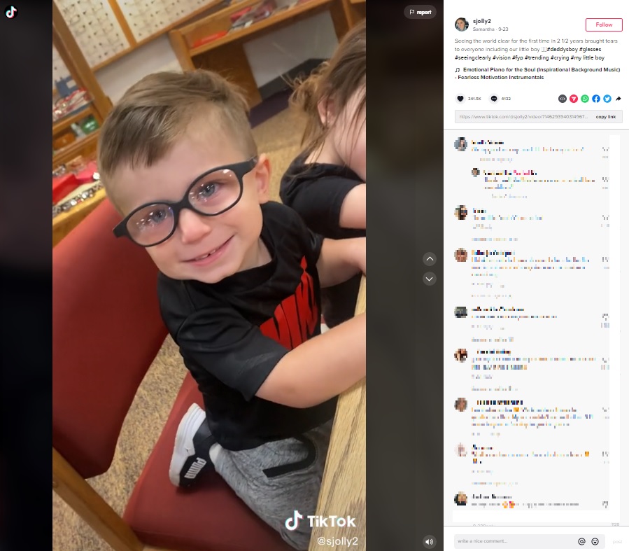 初めて眼鏡をかけた2歳半の男児（画像は『Samantha　2022年9月23日付TikTok「Seeing the world clear for the first time in 2 1/2 years」』のスクリーンショット）