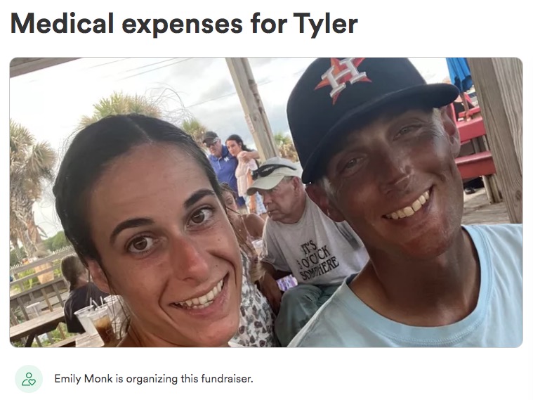 肌が極端に黒くなってしまった男性（右）（画像は『GoFundMe　2022年9月8日付「Medical expenses for Tyler」』のスクリーンショット）