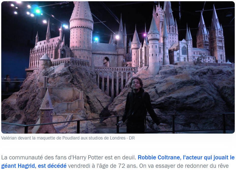 ロンドンのスタジオでホグワーツ城の模型の前に立つラセイテさん（画像は『France Bleu　2022年10月14日付「Près de Marseille, un fan de Harry Potter lance un projet fou, construire le château de Poudlard」（DR）』のスクリーンショット）