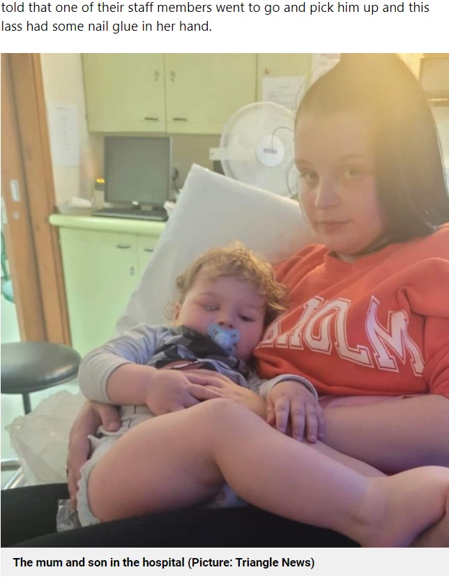 病院で手当てを受ける1歳児と母親（画像は『Metro　2022年10月19日付「Toddler’s eyes glued shut when nursery worker did nails while holding him」（Picture: Triangle News）』のスクリーンショット）
