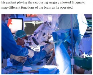 演奏能力を確認しながら手術は進んだ（画像は『CBS News　2022年10月14日付「Man plays his saxophone through 9-hour, “very, very complex” brain surgery to remove tumor」（COURTESY OF PAIDEIA INTERNATIONAL HOSPITAL）』のスクリーンショット）