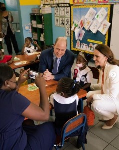 ジャマイカ訪問時、白いスーツにヴィンテージのオレンジ色のバッグを合わせた（画像は『The Prince and Princess of Wales　2022年3月23日付Instagram「The foresight Shortwood had to establish this Early Childhood Education programme was recognition that the early years is fundamental to a child’s journey through life.」』のスクリーンショット）