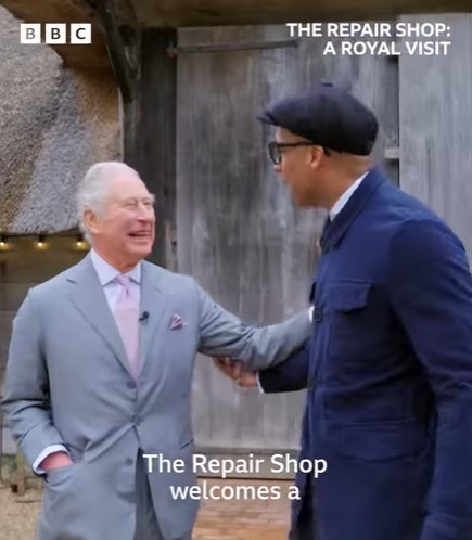 ジョークを交わして大笑いする2人（画像は『The Repair Shop　2022年10月20日付Instagram「We are honoured to share a very special episode of ＃TheRepairShop highlighting the importance of heritage crafts with the former Prince of Wales」』のスクリーンショット）