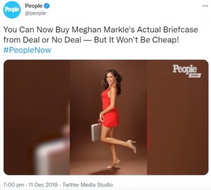 ブリーフケースを片手にポーズを取るメーガン・マークル（画像は『People　2019年12月11日付Twitter「You Can Now Buy Meghan Markle’s Actual Briefcase from Deal or No Deal」』のスクリーンショット）