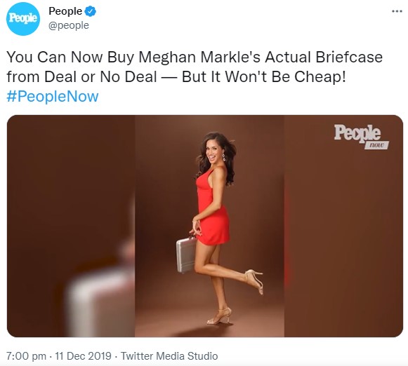 ブリーフケースを片手にポーズを取るメーガン・マークル（画像は『People　2019年12月11日付Twitter「You Can Now Buy Meghan Markle’s Actual Briefcase from Deal or No Deal」』のスクリーンショット）