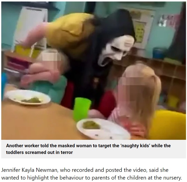 子どもの耳元で叫んで怖がらせる保育士（画像は『Metro　2022年10月7日付「Kids cry after nursery workers wear scary Halloween masks to ‘punish’ them」』のスクリーンショット）