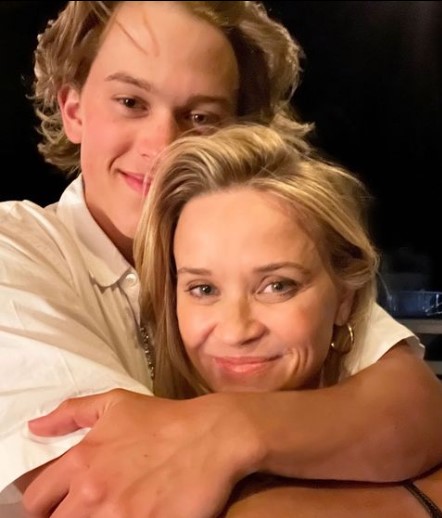 息子ディーコンさんにハグをされるリース（画像は『Reese Witherspoon　2022年8月7日付Instagram「This hug made my whole year」』のスクリーンショット）