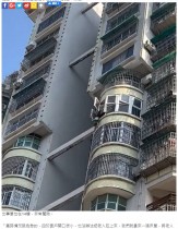 【海外発！Breaking News】14階窓の外に片足を引っ掛けて宙吊りになった男性、無事救助される（中国）