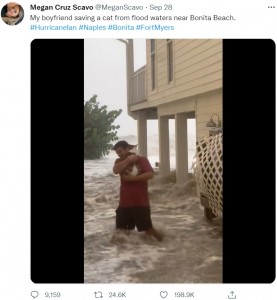 1分も経たないうちに水位はくるぶしから膝上に（画像は『Megan Cruz Scavo　2022年9月28日付Twitter「My boyfriend saving a cat from flood waters near Bonita Beach.」』のスクリーンショット）