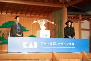 貝印の遠藤浩彰社長と日爪ノブキさん　中央が最優秀賞の帽子