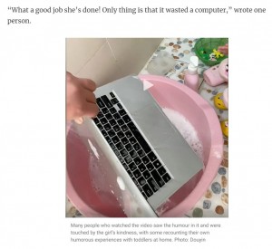 すっかり水没してしまったMacBook（画像は『South China Morning Post　2022年10月26日付「‘Too much rubbish on computer’: Chinese girl, 2, takes dad literally ― washes laptop with soap and water and amuses millions」（Photo: Douyin）』のスクリーンショット）