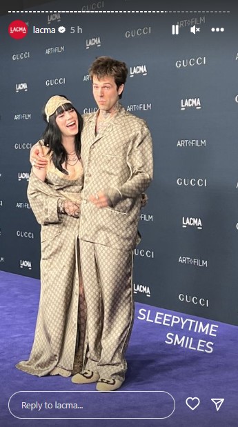 「グッチ」のパジャマ姿でレッドカーペットに登場したビリーとジェシー（画像は『LA County Museum of Art　2022年11月5日付Instagram』のスクリーンショット）