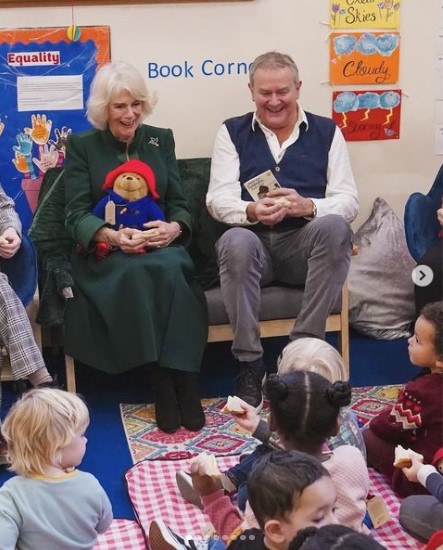 子供達と交流するカミラ王妃と俳優ヒュー・ボネヴィル（画像は『The Royal Family　2022年11月24日付Instagram「A very special Teddy Bears picnic」』のスクリーンショット）