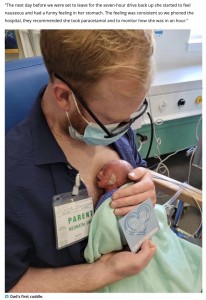 父ピーターさんに抱かれる男児（画像は『Edinburgh Live　2022年11月18日付「Edinburgh miracle twins defy the odds after being born three months early」』のスクリーンショット）