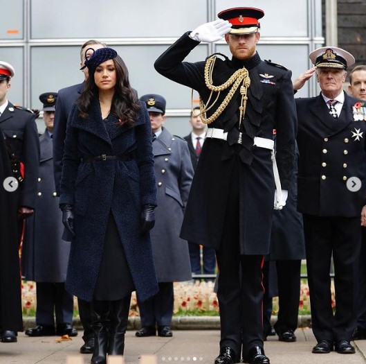 2019年、戦没者追悼式典でのヘンリー王子夫妻（画像は『The Royal Family　2020年11月4日付Instagram「Each year in the grounds of Westminster Abbey a ‘Field of Remembrance’ is created」』のスクリーンショット）