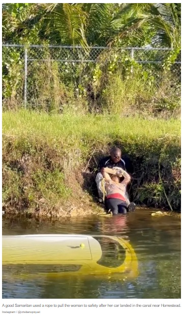 女性を岸に引き上げる近隣住民の男性（画像は『New York Post　2022年11月1日付「Video captures paraglider save Florida woman after car plunged into canal」（Instagram / ＠cristianopiquet）』のスクリーンショット）